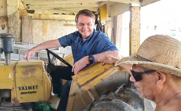 Bolsonaro visita fazenda onde viveu por três anos quando adolescente