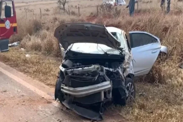 Jovens morrem após serem arremessados para fora de carro em acidente