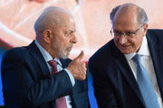 O presidente Lula conversa com o vice-presidente Geraldo Alckmin