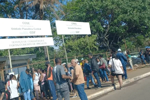 Fila do Cras - Metrópoles