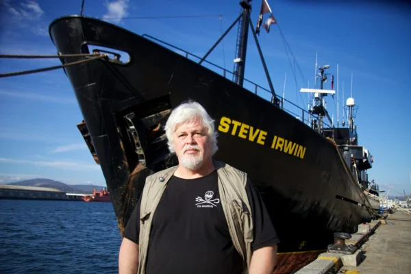 Ativista Paul Watson em frente a um navio