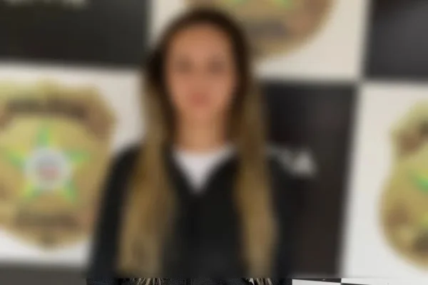 Imagem colorida, Mulher que aplicava golpes com a mãe é presa em Arapiraca - Metrópoles