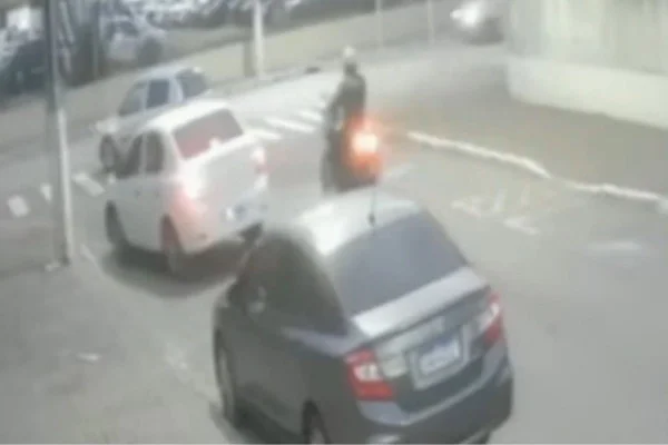 Imagem colorida mostra 3º carro usado em execução de ex-delegado. Metrópoles