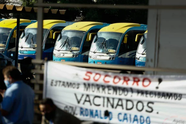 motoristas de ônibus em goiânia decidem paralisar atividades e reivindicam por vacinação da categoria