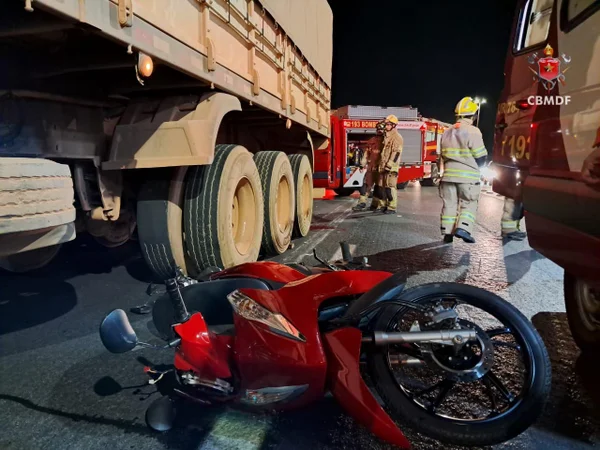 Moto caída com um caminhão ao lado - Metrópoles