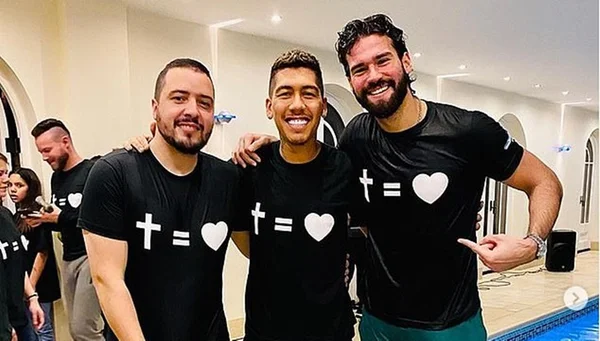 Firmino é batizado em piscina com presença de Alisson