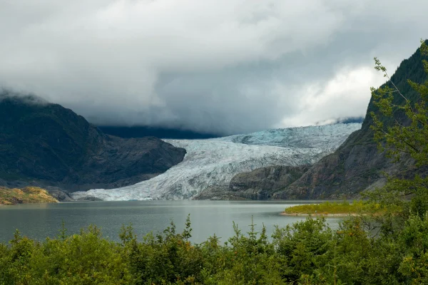 Imagem colorida de paisagem do Alasca - Metrópoles