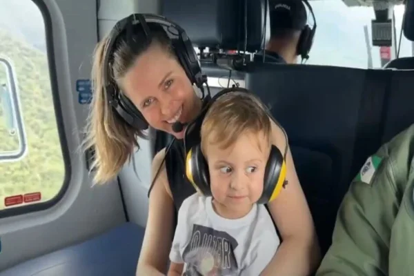 Imagem colorida, uma mãe e uma criança em um helicóptero - Metrópoles
