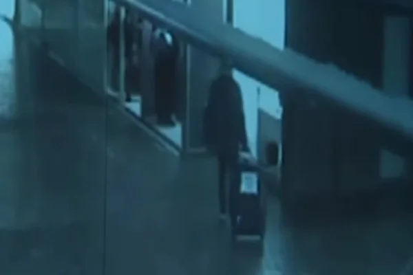 Caso da mala: vídeo mostra publicitário deixando corpo em rodoviária
