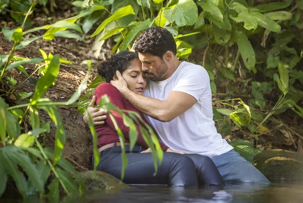 Cena entre Caio (Cauã Reymond) e Aline (Bárbara Reis) - Metrópoles