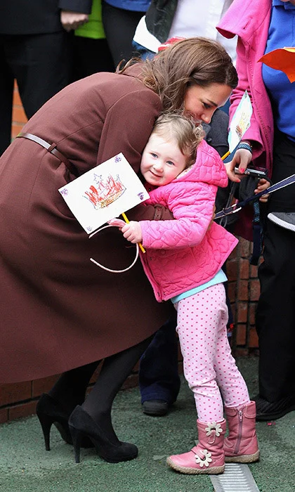 A princesa Kate abraça uma menina ao sair de um hospital em Londres, em 2012 A princesa Kate abraça uma menina ao sair de um hospital em Londres, em 2012