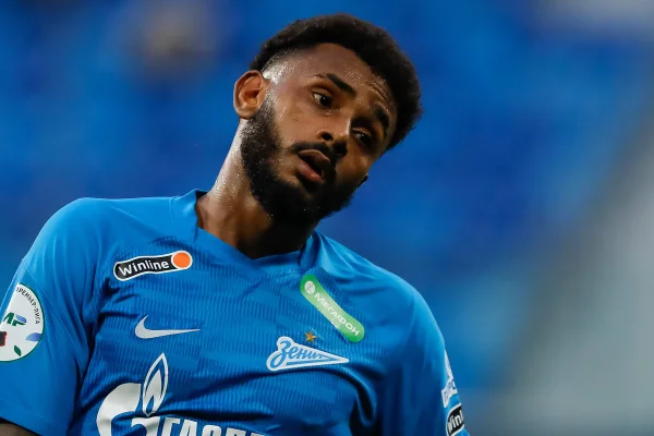 Racismo na Rússia: torcida joga banana em brasileiro Wendel. Confira