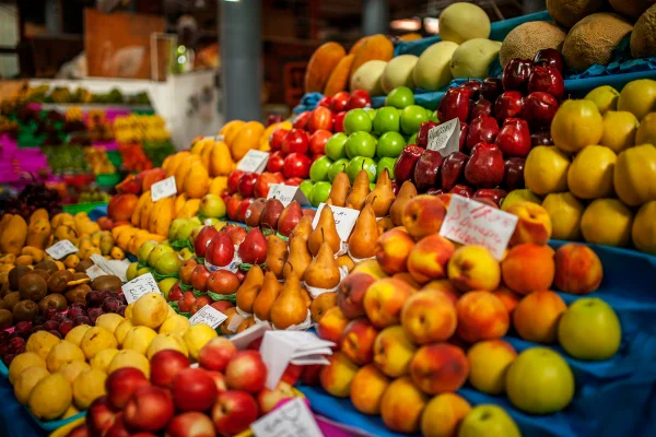 Foto colorida de banca com frutas - Metrópoles
