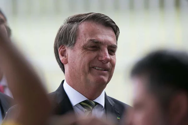 Bolsonaro a apoiadora que questionou eleições: “A senhora é jornalista?”