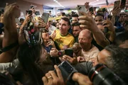 Após ida aos EUA, Flávio Bolsonaro chega ao DF. Apoiadores o recebem - imagem 4