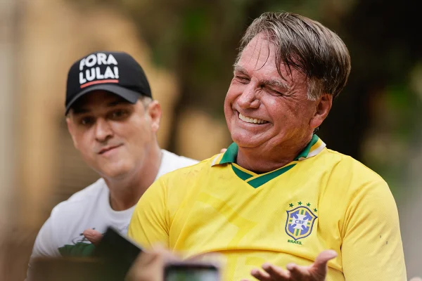 Imagem colorida do ex-presidente Jair Bolsonaro durante ato em Copacabana - Metrópoles