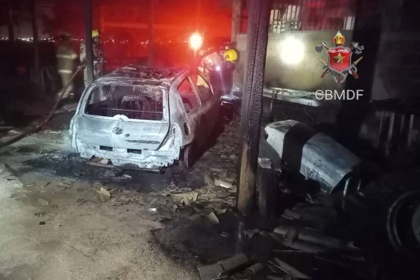 Incêndio destrói galpão, carro e trator em Sobradinho