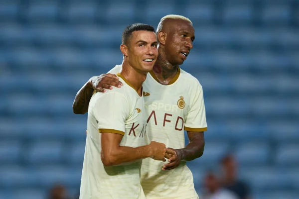 Imagem colorida de Anderson Talisca e Cristiano Ronaldo - Metrópoles