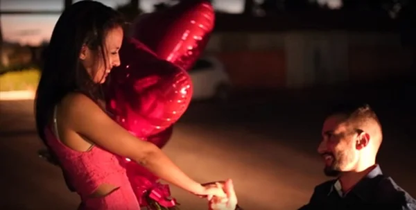 Em vez de trailer, Cine Drive-In exibe pedido de casamento emocionante