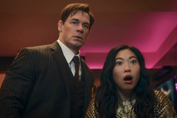 John Cena e Awkwafina em cena do filme Jackpot - Metrópoles