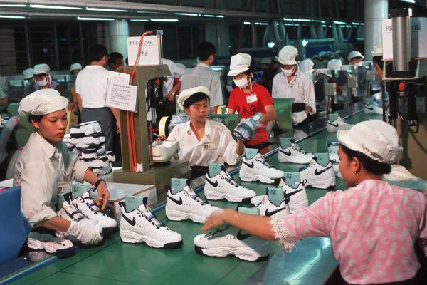 Trabalhadores em uma confecção