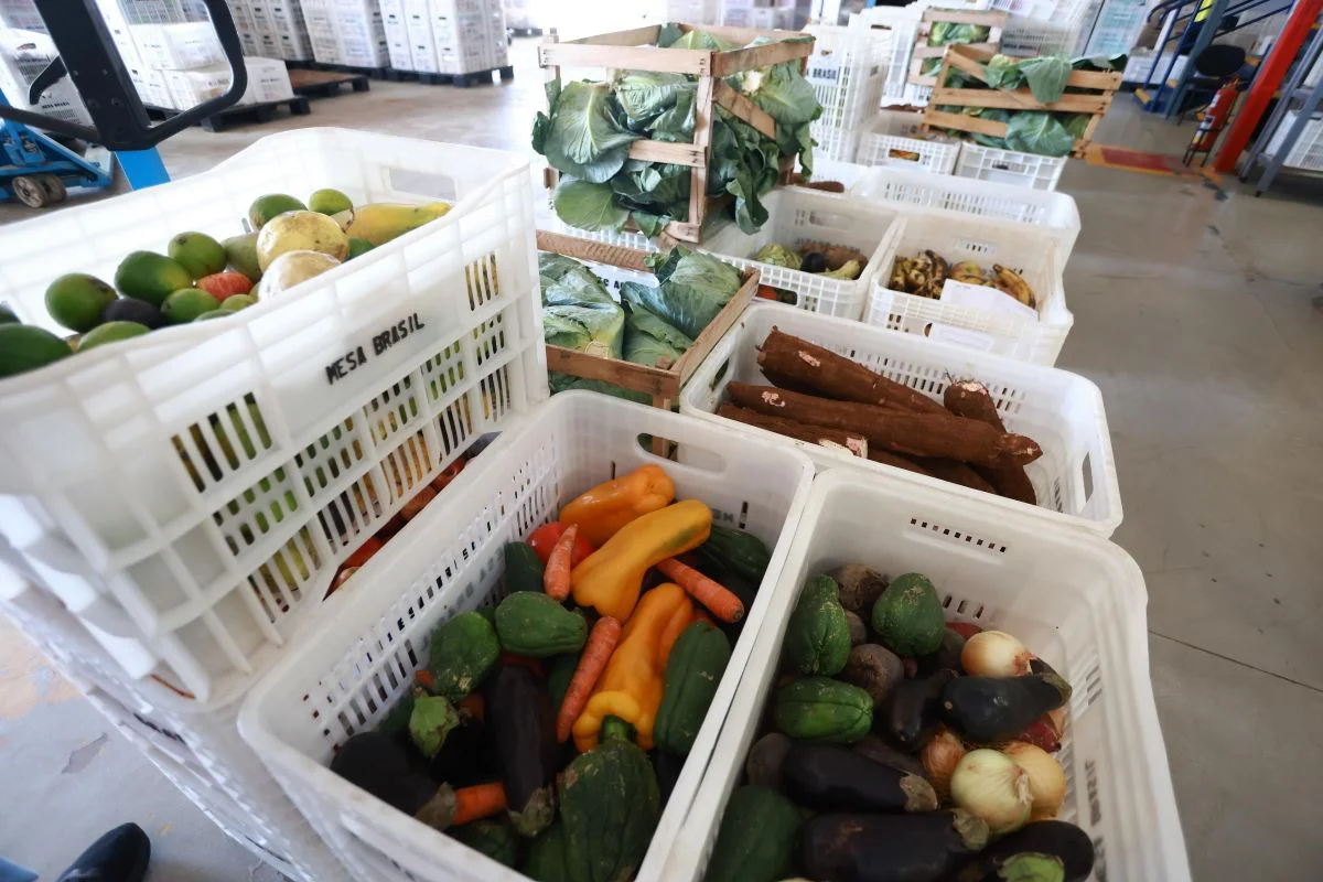 Alimentos in natura também estão entre os itens doados Alimentos in natura também estão entre os itens doados