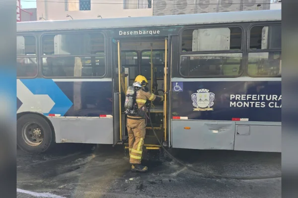 ônibus pega fogo no Norte de Minas