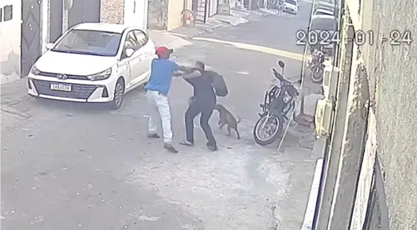 Vídeo: homens brigam na rua e se matam com a mesma arma em Fortaleza