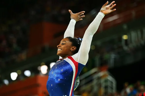 Simone Biles ganha ouro no individual da ginástica; Rebeca fica em 11º