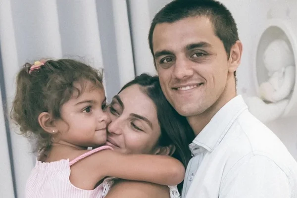 Nasce terceiro filho do ator Felipe Simas: “Ele é a minha cara”