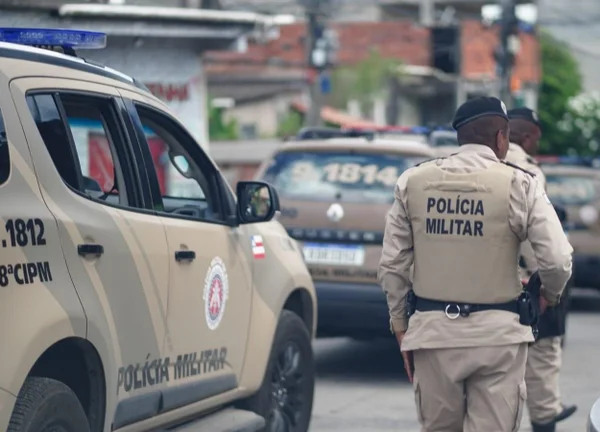 Foto colorida mostra viatura e policial da PM da Bahia - Metrópoles