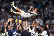 Jogadores do Real Madrid jogaram Kroos para o alto 