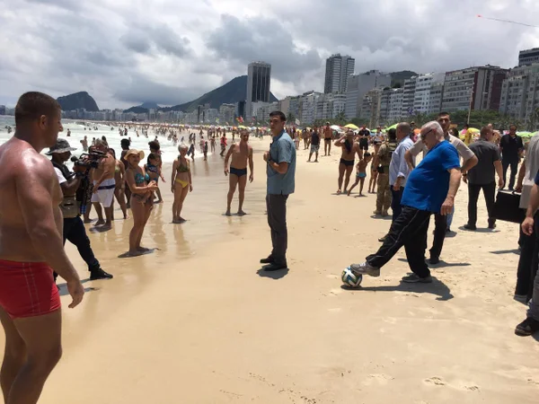 Em dia de “folga” no Rio, Netanyahu joga bola e bebe cerveja na praia