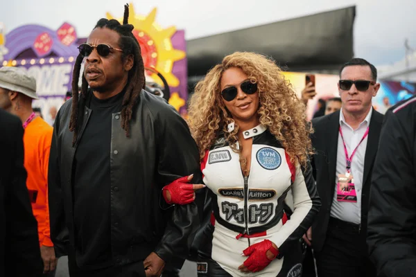 foto com cor. beyoncé no grand prix - metrópoles