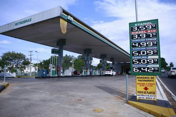 Gasolina chega a R$ 4,99 no DF. Diferença nos postos é de R$ 0,44