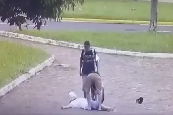 Imagem colorida, Homem paga lanche a 2 moradores de rua e é agredido por ambos. Vídeo - Metrópoles