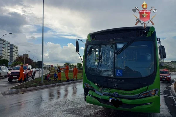 Ônibus batido - Metrópoles