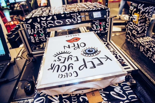 Estampas personalizadas marcam chegada de flagship da Colcci à cidade