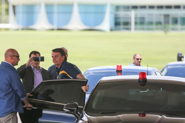 Bolsonaro fala sobre invasor do Alvorada: “Pessoa meio alterada”