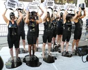 Protesto contra o uso de couro do lado de fora do espaço de desfiles do BFC durante a London Fashion Week, em 13 de setembro de 2019 Protesto contra o uso de couro do lado de fora do espaço de desfiles do BFC durante a London Fashion Week, em 13 de setembro de 2019