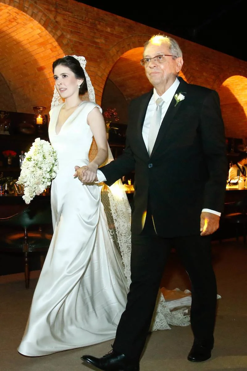 O médico conduz a filha, Laura, ao altar. O casamento ocorreu em 2016 O médico conduz a filha, Laura, ao altar. O casamento ocorreu em 2016
