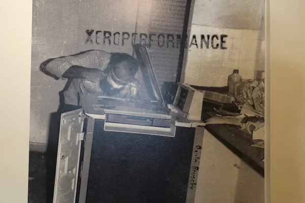 Paulo Bruscky e a poética de tirar uma xerox, passar um fax