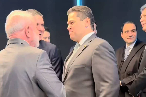 A conversa de Lula, Motta e Alcolumbre na posse de Fachin