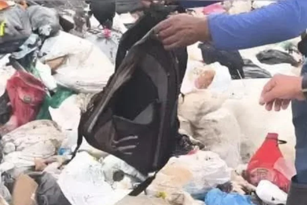 Imagem colorida, recém nascido encontrado em meio a sacos de lixo- Metrópoles
