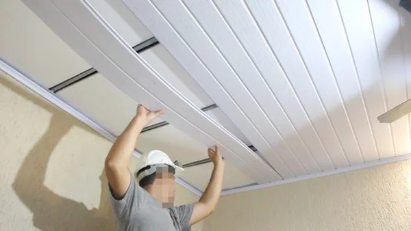 homem instalando forro de PVC