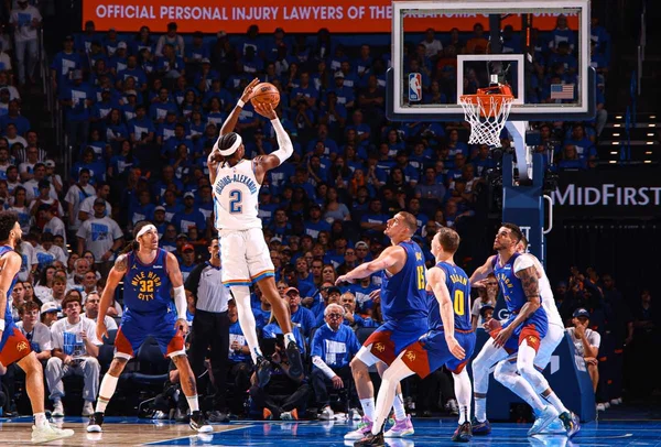 Imagem colorida de Shai Gilgeous-Alexande arremessando - Metrópoles