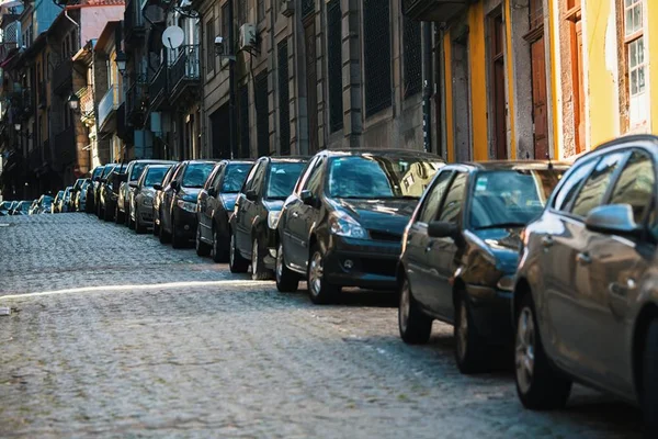 A paixão lusitana por carros: até modelos antigos são bem conservados