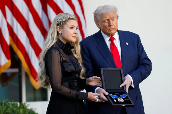 Foto colorida de Trump ao lado de Erika Kirk - Metrópoles