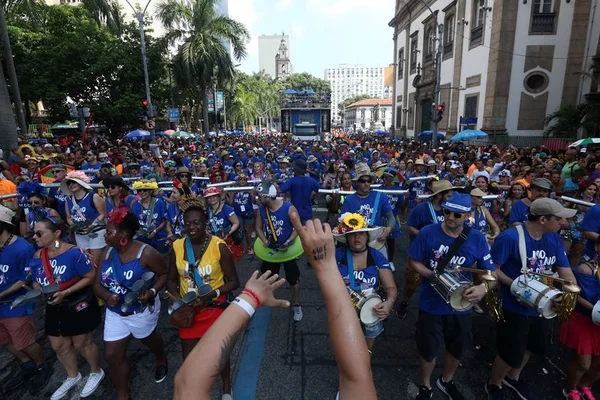 Monobloco arrasta multidão no último dia de carnaval de rua no Rio