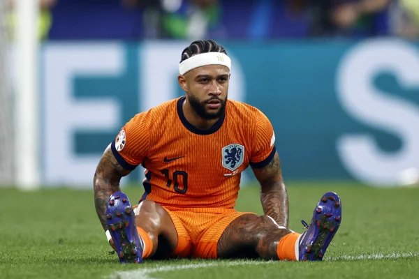 Foto colorida de Depay reclamando - Metrópoles
